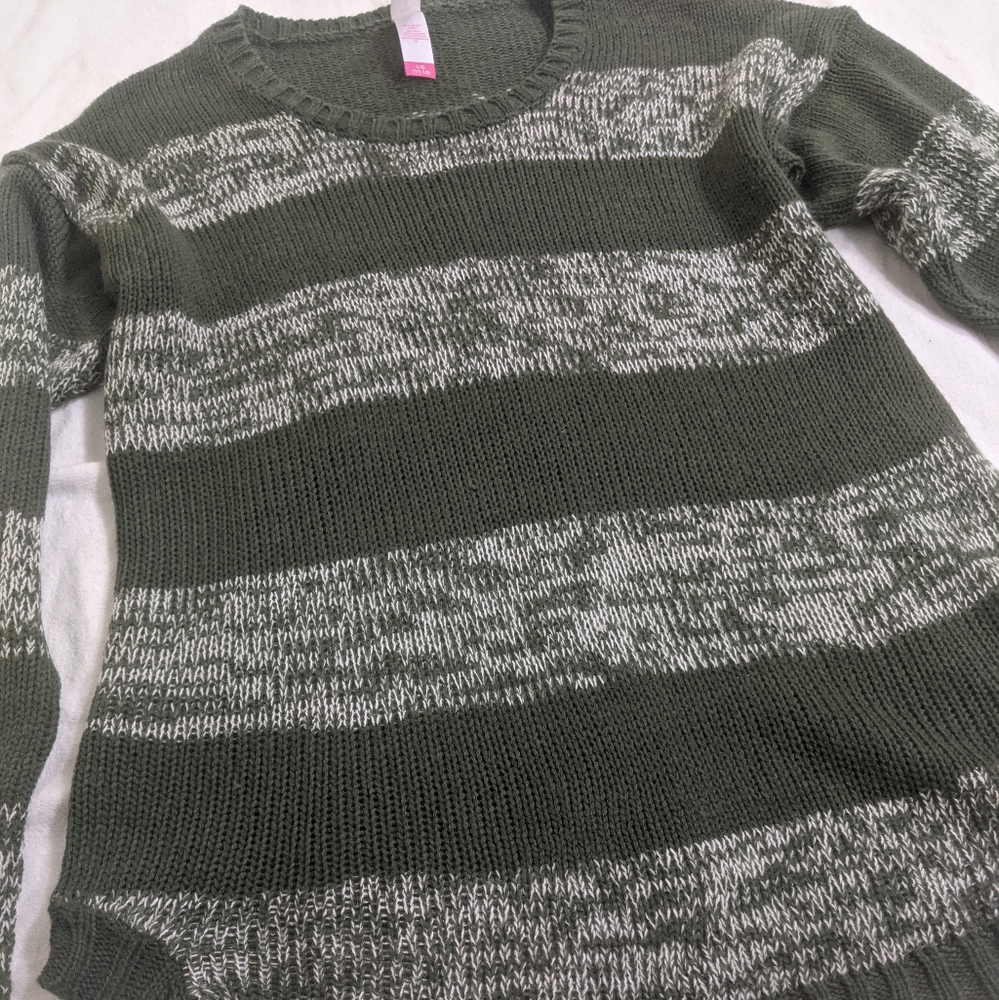 ⭐ No Boundaries size large green striped sweater
